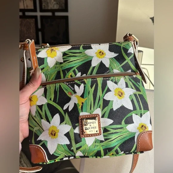 Authentic Dooney & Bourke Floral daffodil leather/coated canvas zip top Crosbody - Picture 2 of 15